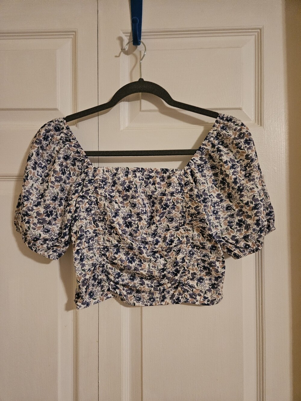 SHEIN Purple & White Floral Puff-Sleeve Crop Top. Size Small